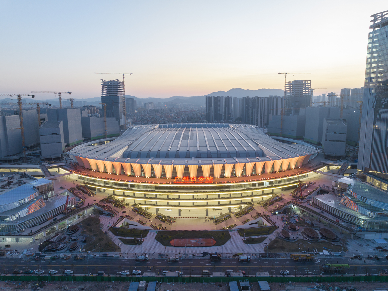 广州铁路枢纽重要客运站，博信玻璃参与相关配套幕墙工程，产品覆盖防火玻璃、中空玻璃、LOW-E玻璃及工程定制复合玻璃。